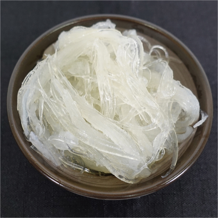 ふかひれサンツー原料：サンツーは、ふかひれ姿煮をほぐすと細長い繊維状になり、その繊維状を集めた商品です。繊維の長さがあり、存在感抜群です。